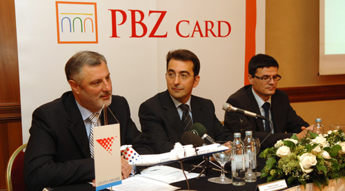 S lijeva na desno: predsjednik Uprave Croatia Airlinesa, dr.Ivan Mišetić; zamjenik predsjednika Uprave PBZ-a, Tomislav Lazarić i predsjednik Uprave PBZ Carda, Mislav Blažić