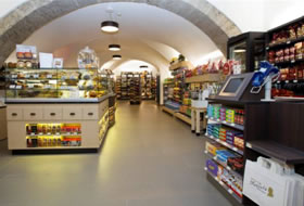 Dobra hrana i moderna maloprodajna tehnologija: Gurmanska trgovina SPAR u Mozartovoj kući u Salzburgu. Koriste se vage tvrtke METTLER TOLEDO.
